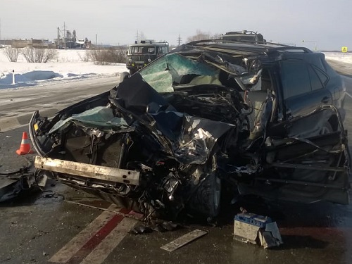 В Омской области Lexus влетел в ЗИЛ и превратился в лепешку