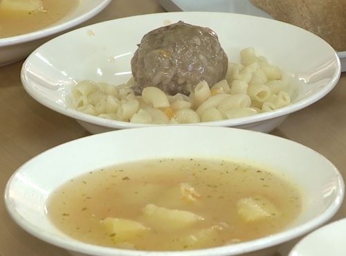 Во всех омских школах планируют ввести безналичную оплату обедов 