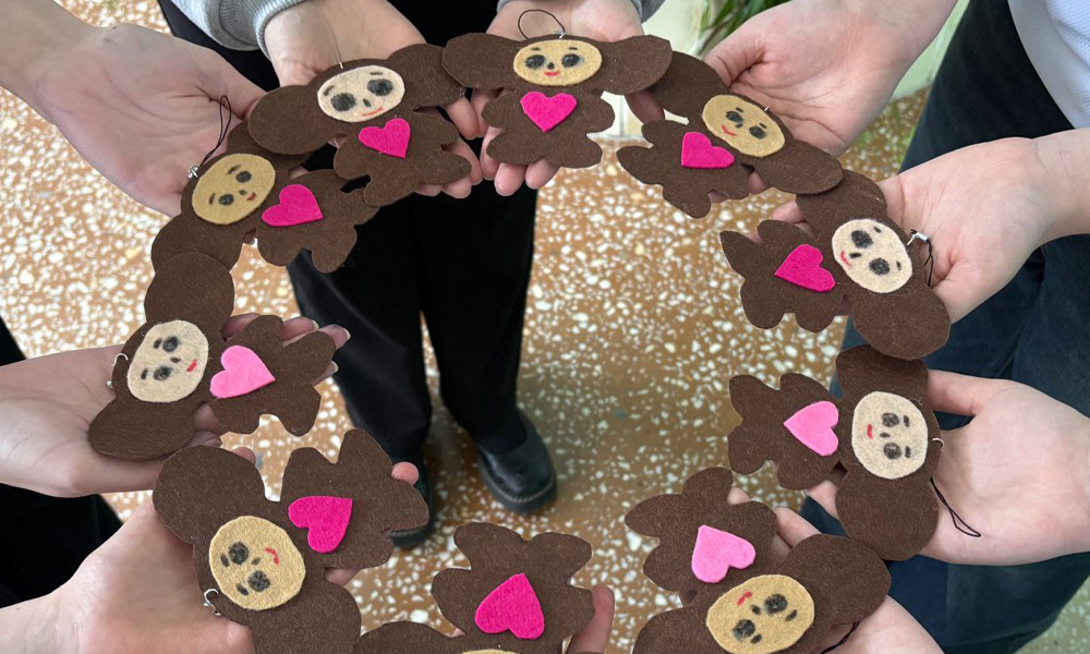 Активисты Полтавской средней школы № 2 написали тёплые письма и смастерили Чебурашек для бойцов СВО