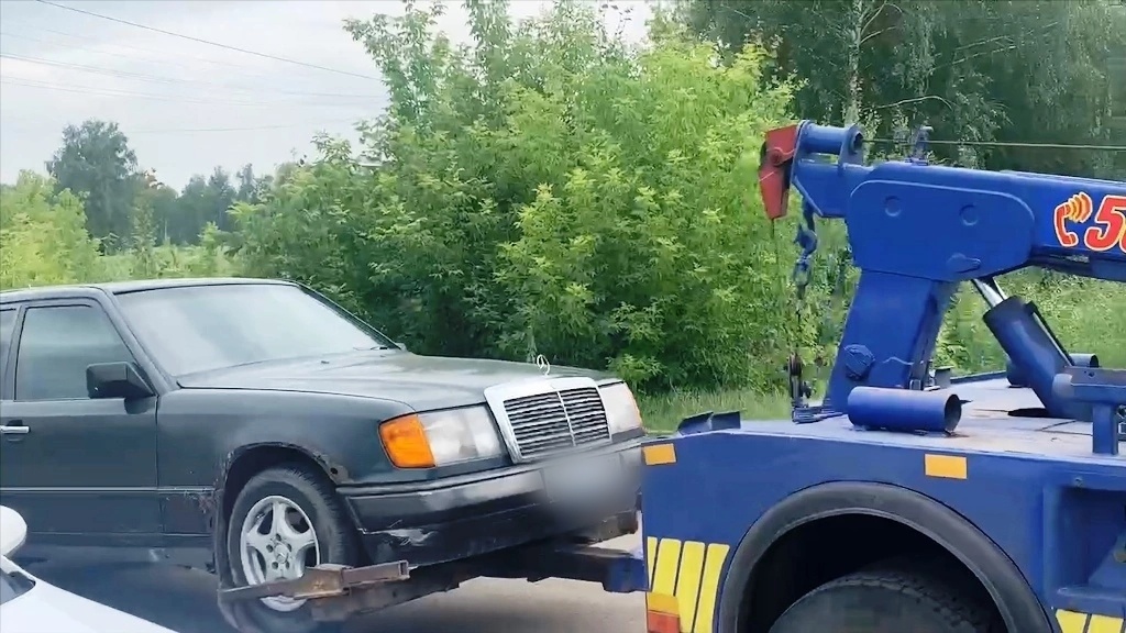 В Омске водитель Mercedes поругался с полицейскими