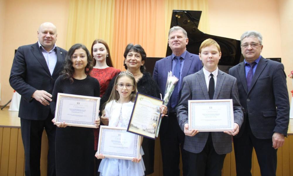 Мэр Омска Сергей Шелест отметил учащихся ДШИ именными стипендиями 