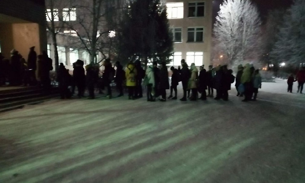 Из-за сломанного термометра ученики омской школы выстроились в очередь перед входом 