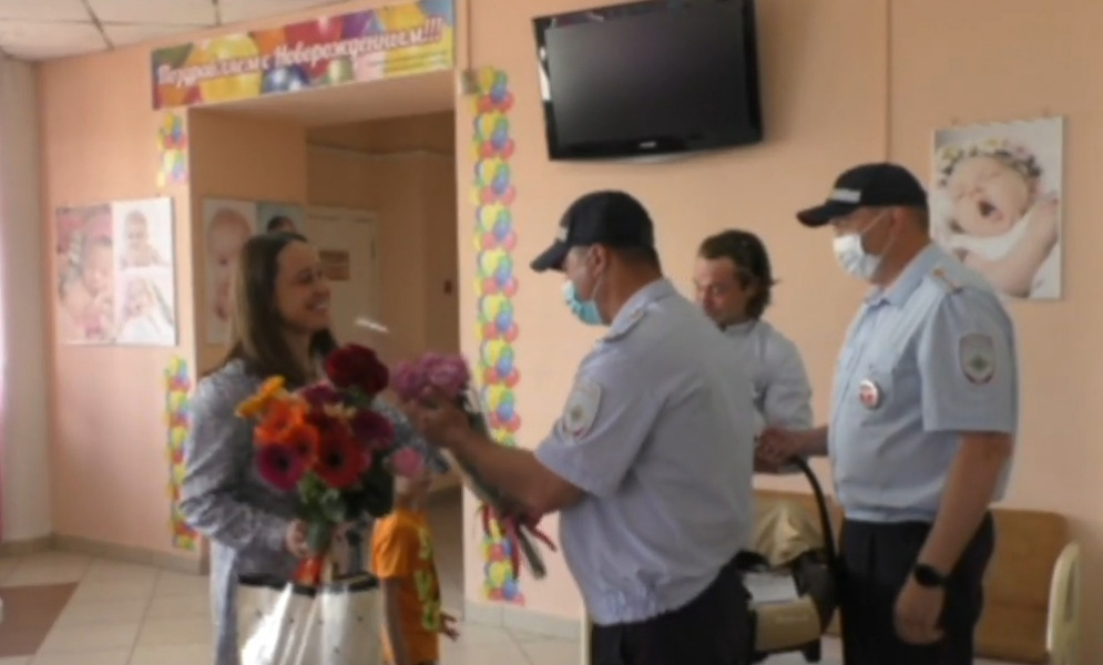 Омские полицейские встретили на выписке молодую маму, которой помогли добраться до роддома 