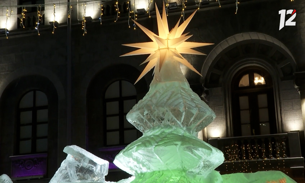 В Омске к фестивалю «Зимний Любинский» подготовили праздничную иллюминацию, каток, ледяные горки, фотозону и лабиринт изо льда