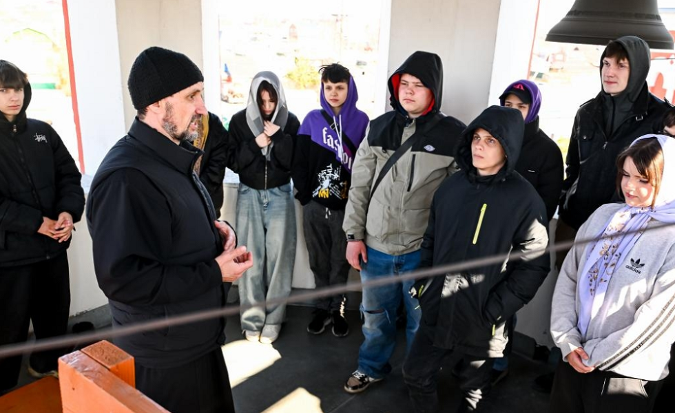 Юные омичи побывали на экскурсии в храме и позвонили в колокола