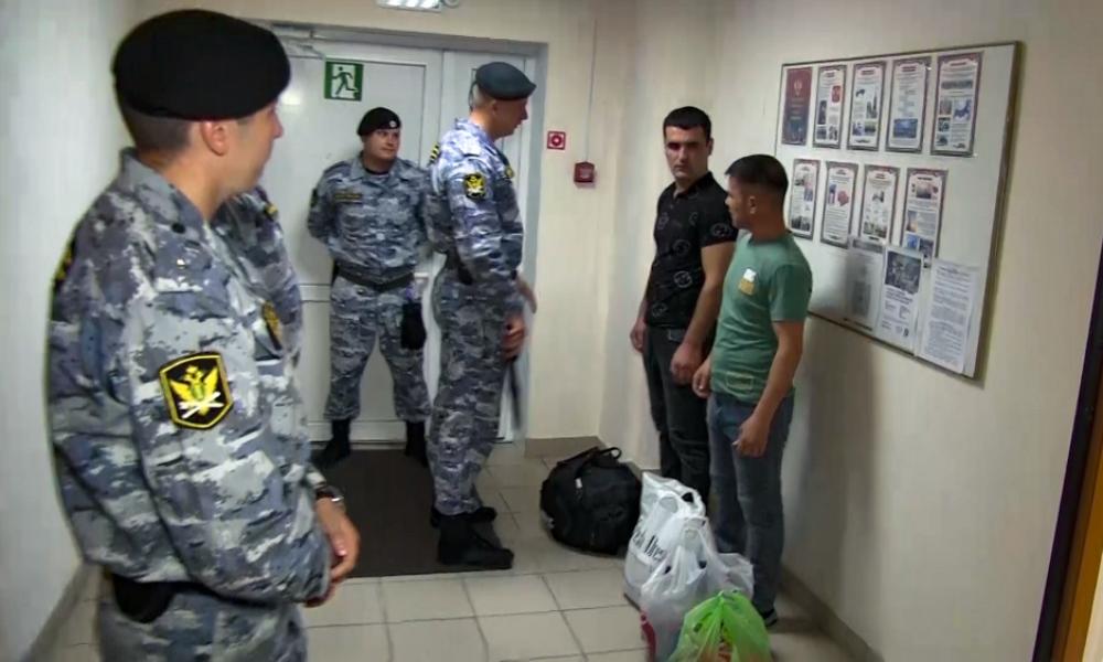 В Омске судебные приставы депортировали четверых мигрантов без российских виз