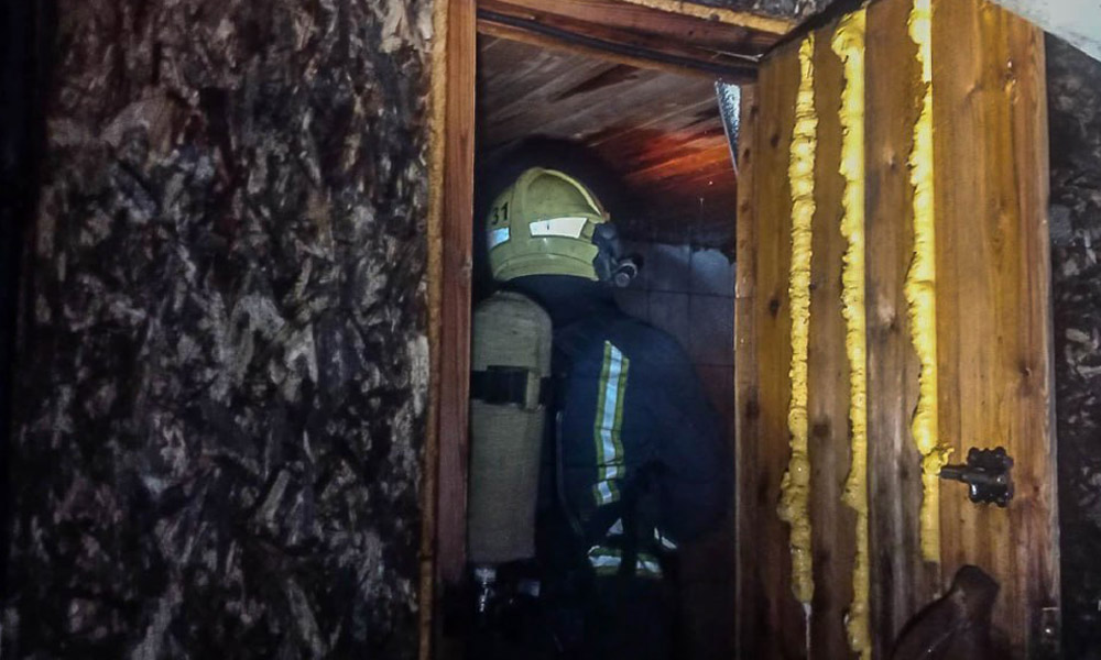 В Омском районе загорелись дом, сарай и баня