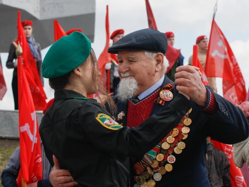 В Омске прошла акция "Майский вальс" и автопробег "Дорогами Бессмертного полка"