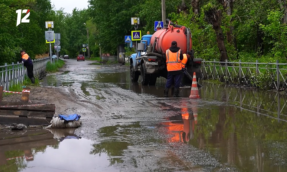 Омские сотрудники УДХБ откачивают воду с улиц