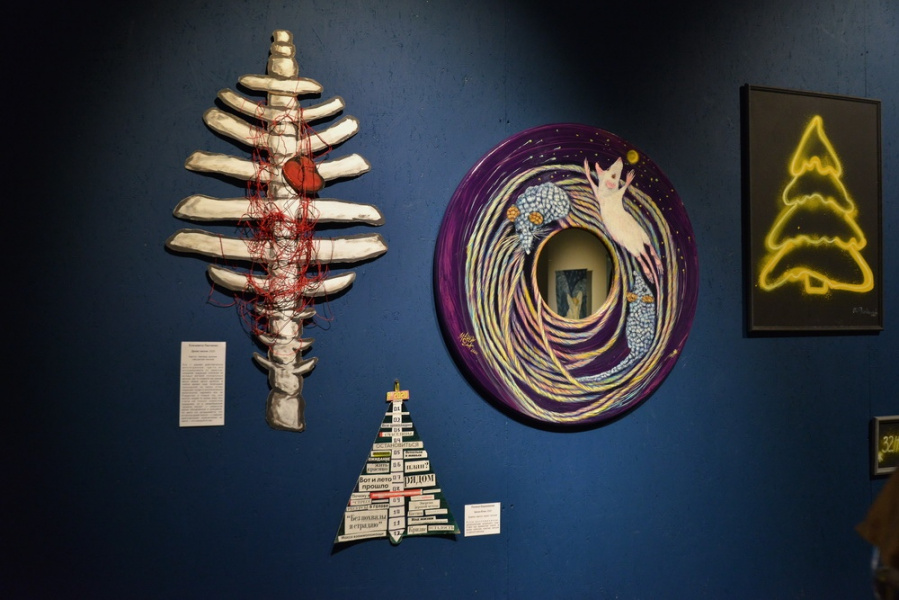 Музей "Искусство Омска" вступил в сговор с дизайнерами и показал новую экспозицию арт-ёлок