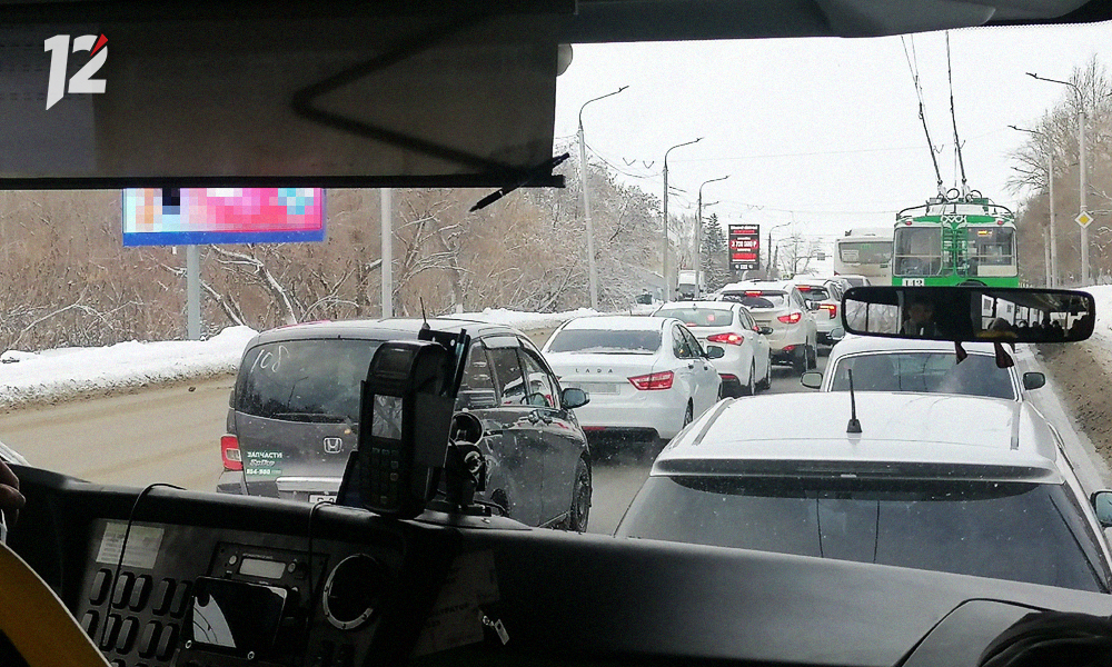Омских водителей призвали не выезжать на забитые перекрёстки