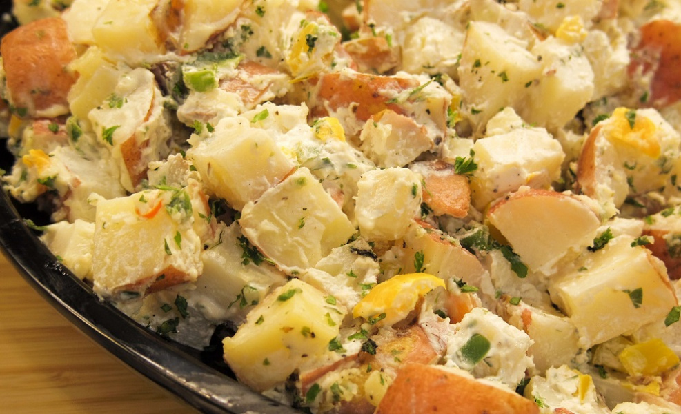 Диетологи назвали самые опасные блюда на новогоднем столе