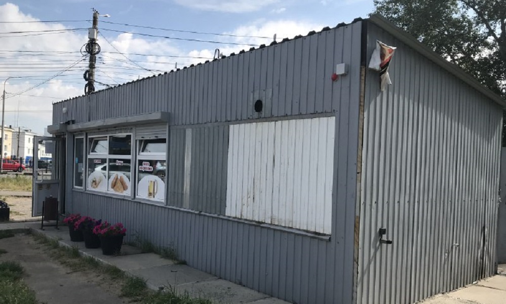 В Советском округе Омска снесли ещё один незаконный киоск по продаже горячего питания