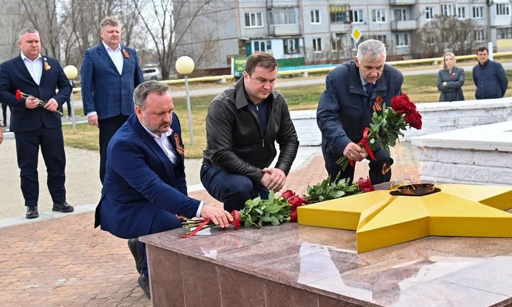 Виталий Хоценко возложил цветы к Вечному огню в Чернолучинском