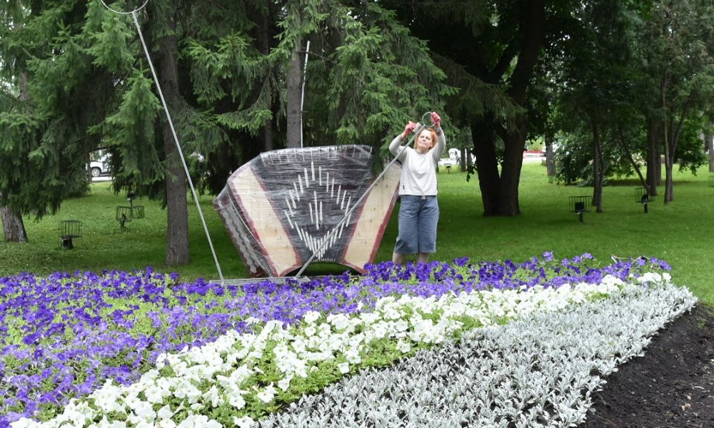 В Выставочном сквере начался монтаж каркасов, предназначенных для цветочных скульптур