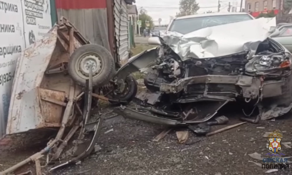 В Омске на улице Авиационной водитель иномарки сбил двух пешеходов и врезался в два припаркованных автомобиля