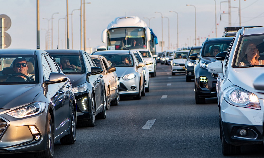 «Полный ахтунг» в центре города: омичи недовольны пробками у Ленинградской площади