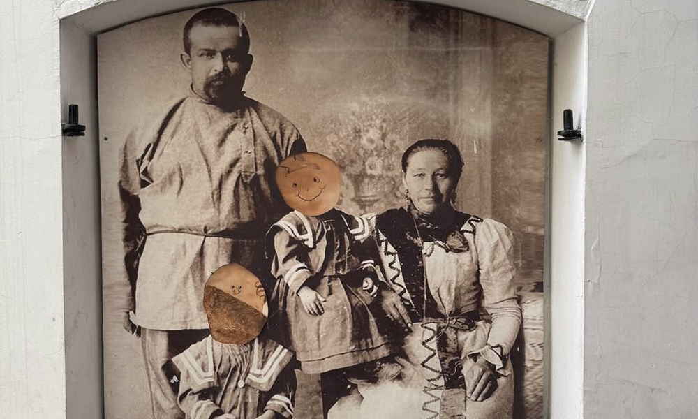 В Омске вандалы повредили известную фотографию в Камергерском переулке 