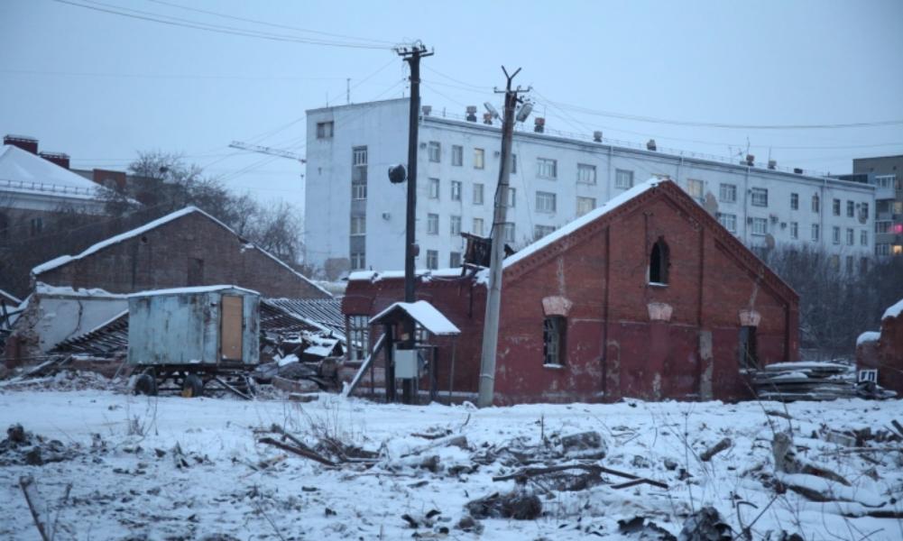 «Так 8 или 10?»: омский застройщик территории бывших складов минобороны не получил разрешение на снос деревьев