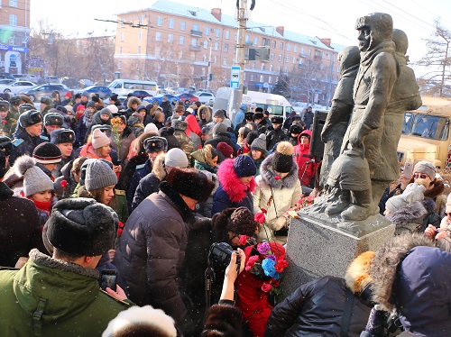В Омске возложили цветы к памятнику детям блокадного Ленинграда