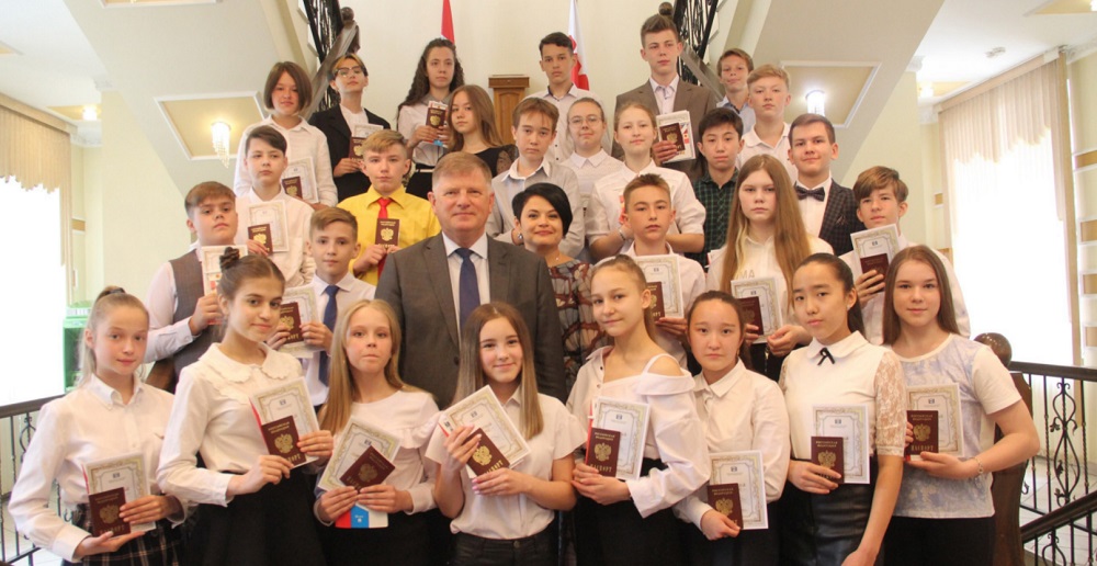 В канун Дня России 30 юных омичей получили паспорта в торжественной обстановке