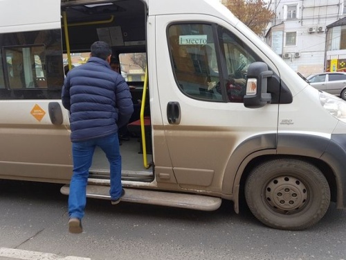 Пожилой омич устроил в автобусе скандал, требуя оштрафовать его за безбилетный проезд