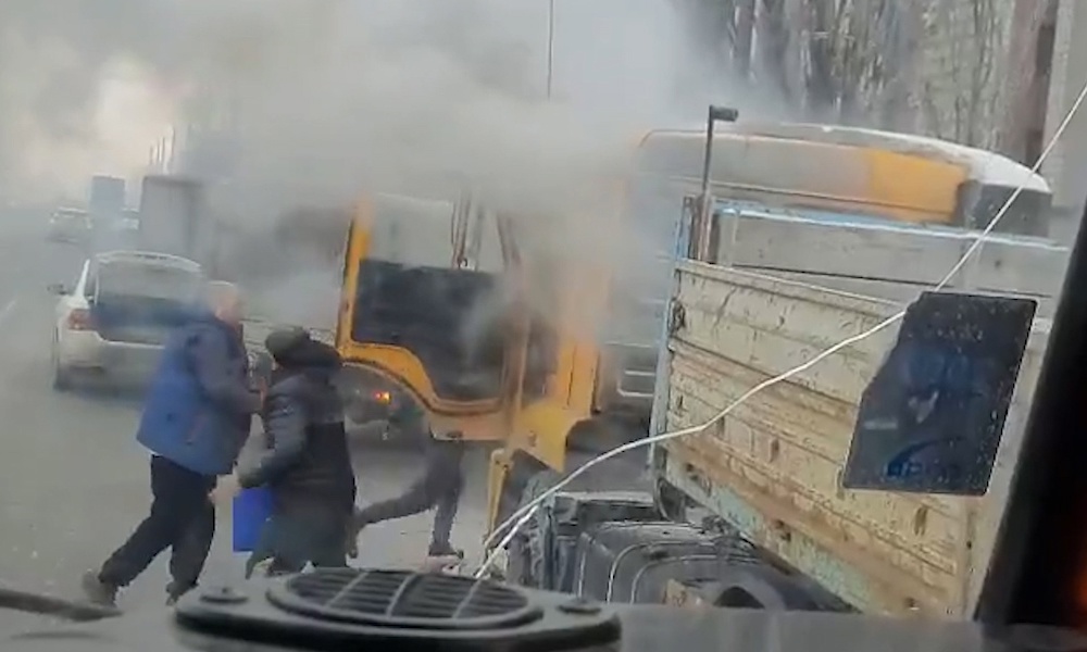 В Омске на улице Масленникова загорелся КамАЗ