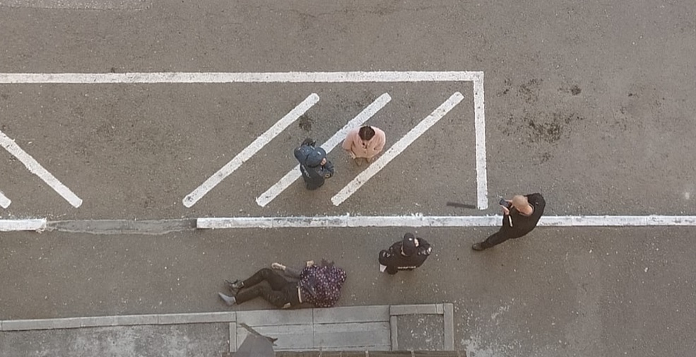 Упала с 10 этажа: омская полиция проводит проверку несчастного случая со школьницей