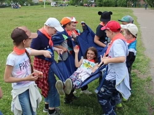 В пришкольных лагерях юных омичей ждут кружки по интересам и патриотические мероприятия