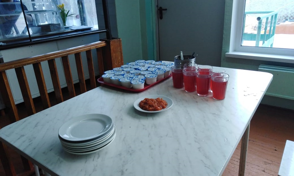 Представитель омского омбудсмена совместно с мэрией проверила качество питания в двух школах города