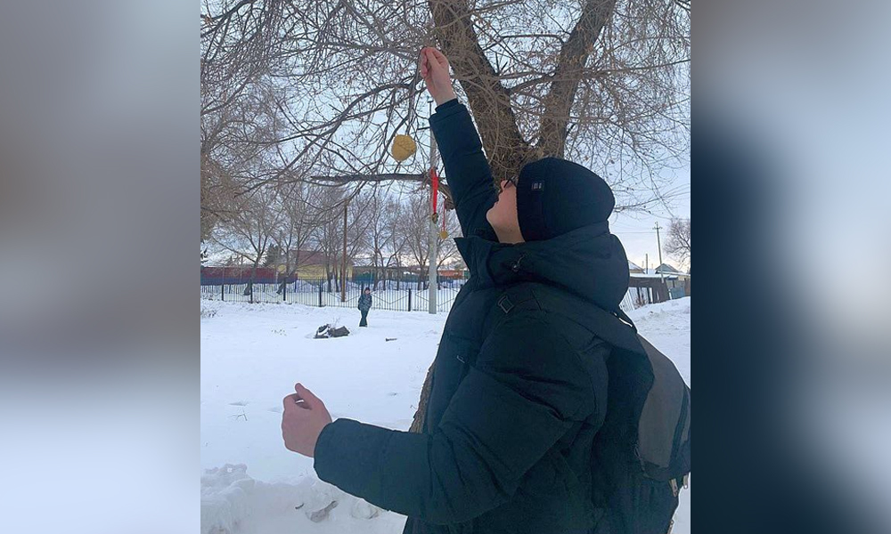 Школьные лесничества Омской области помогают птицам пережить зиму