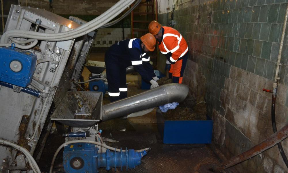 Работники омского водоканала ежедневно вычищают из канализации крупные засоры