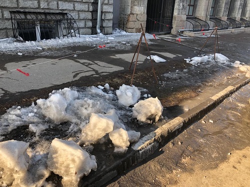 В Омске возбудили уголовное дело по факту травмирования студента глыбой льда