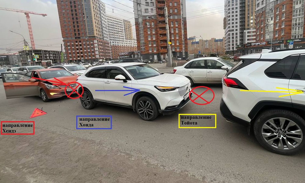 В Омске столкнулись три автомобиля в Кировском округе