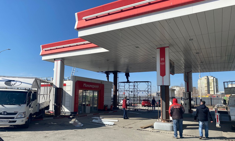 В Омске закрыли незаконную АЗС на улице Конева, начались работы по сносу опасного объекта