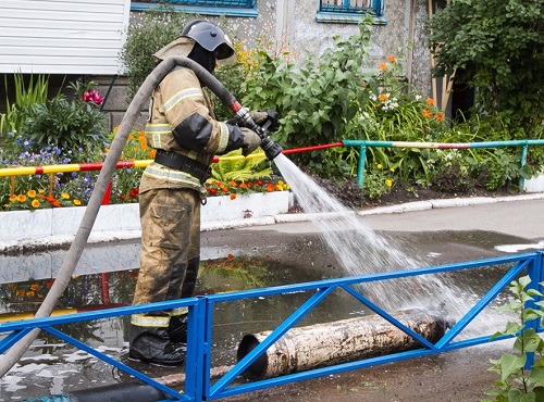 Рядом с омской пятиэтажкой загорелся ИЖ с двумя баллонами внутри