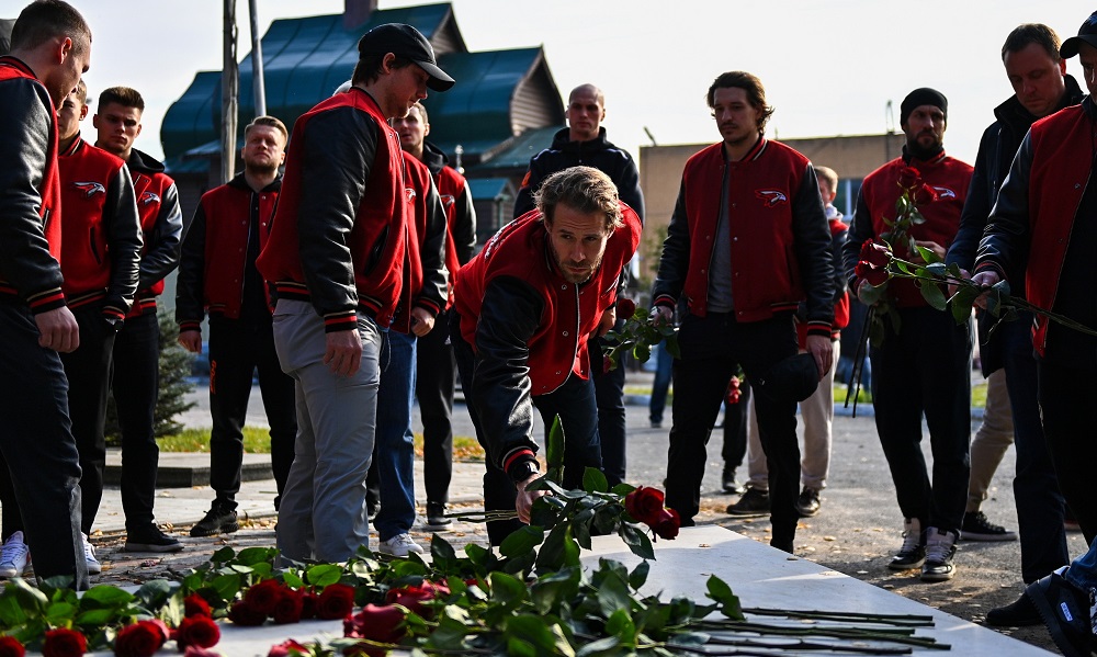 «Помним»: игроки омского «Авангарда» возложили цветы к памятнику Алексея Черепанова 