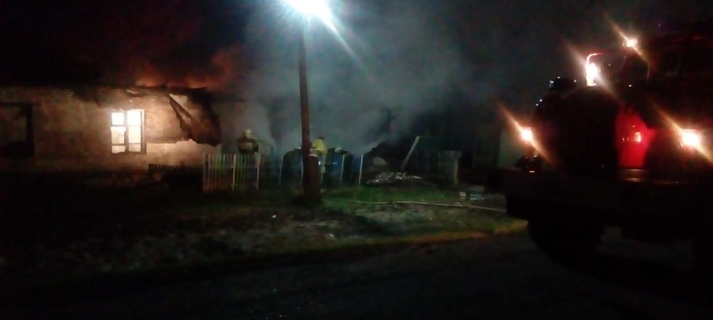 В Омской области студент и школьник спасли пенсионера из огня