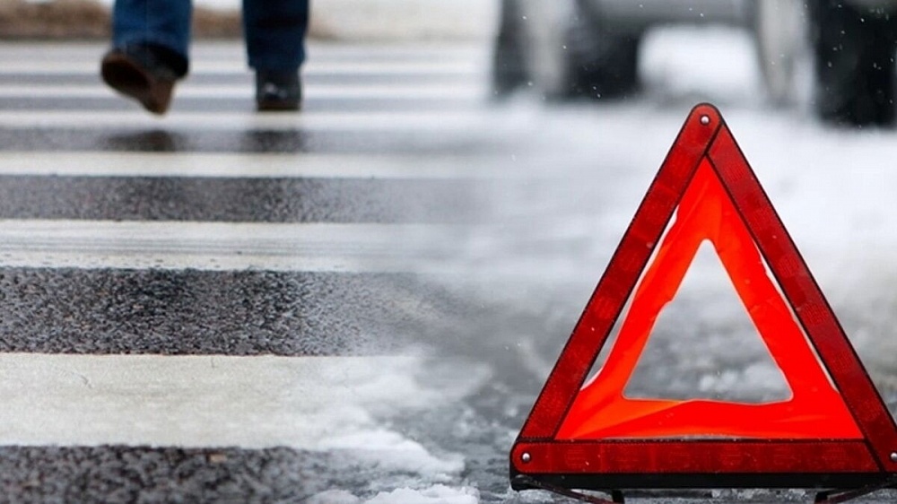 В Омском районе Toyota сбила школьницу на "зебре"