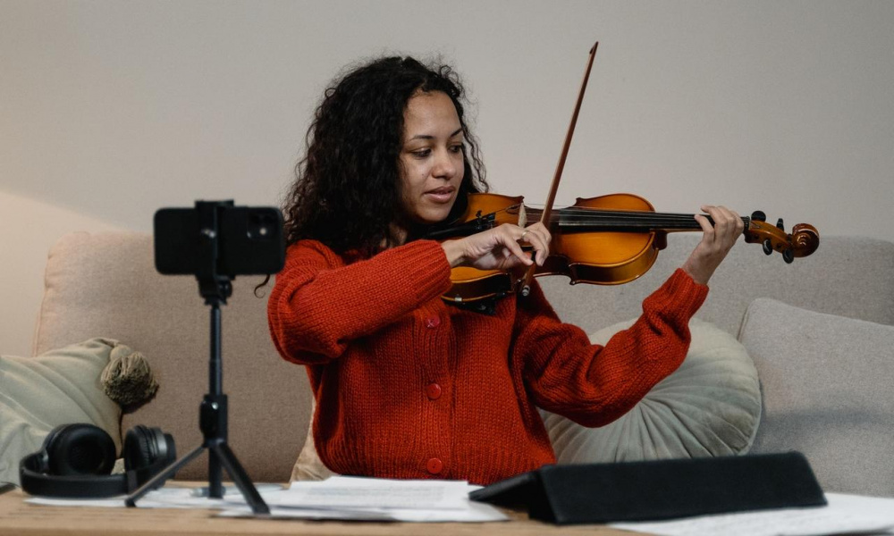 Международный конкурс скрипачей имени Янкелевича, организованный в Омске, проходит онлайн