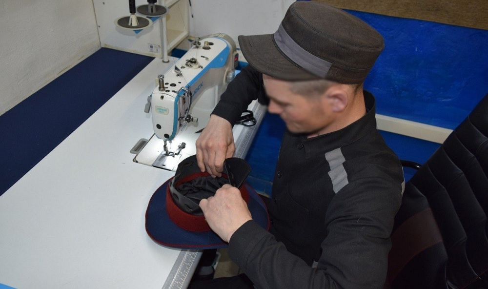 Омские заключённые изготовят партию фуражек для крымских сотрудников УФСИН