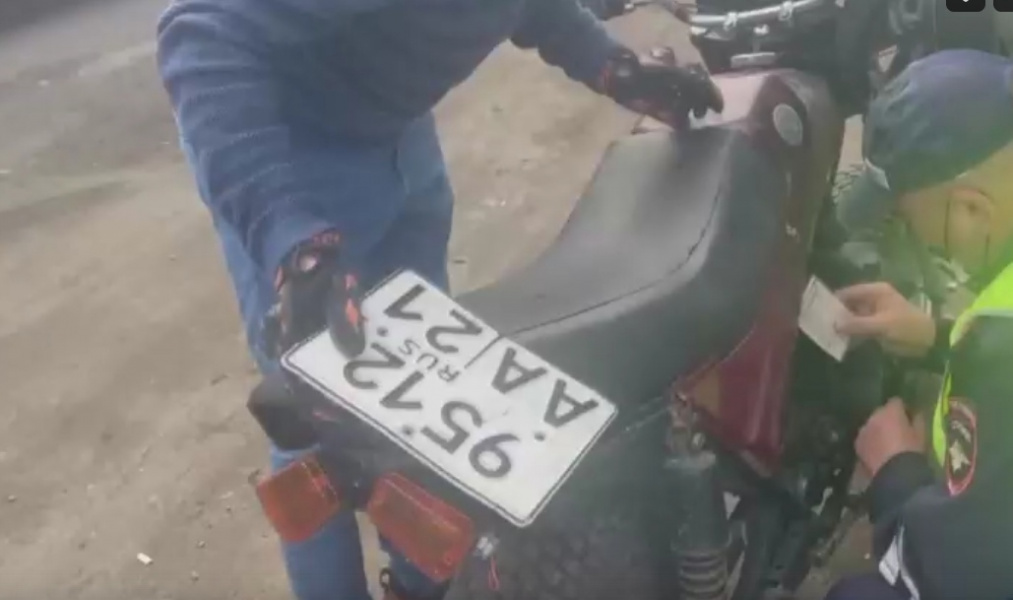 Омские сотрудники ГИБДД остановили более 100 нарушителей на мототранспорте 