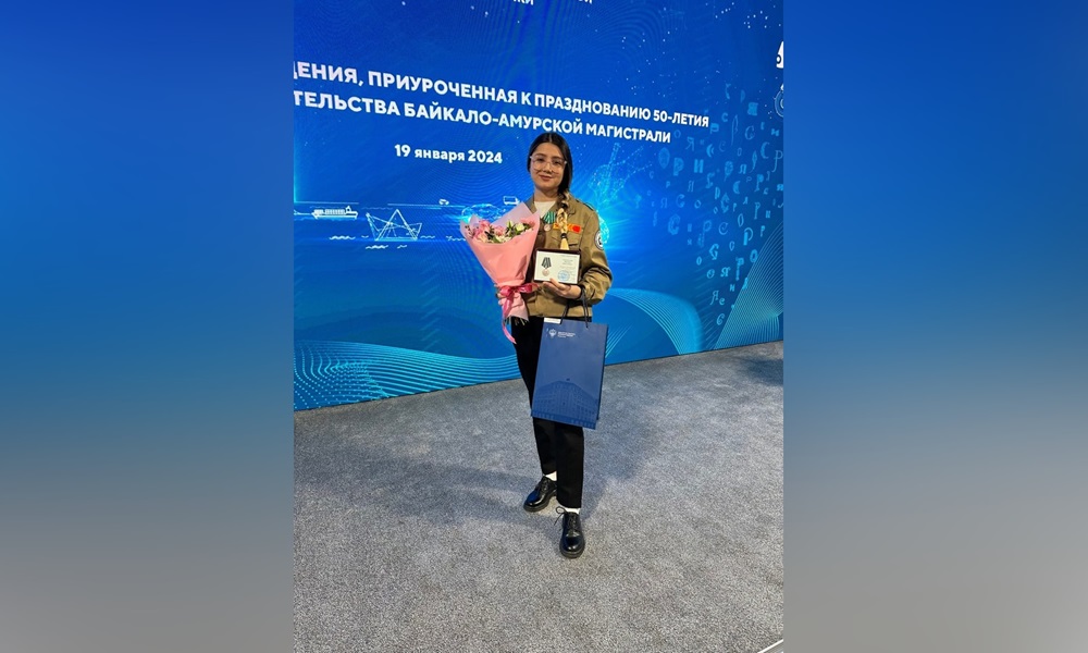 Замдиректора по научно-методической работе адаптивной школы №6 поздравила омичку, получившую медаль по указу Владимира Путина