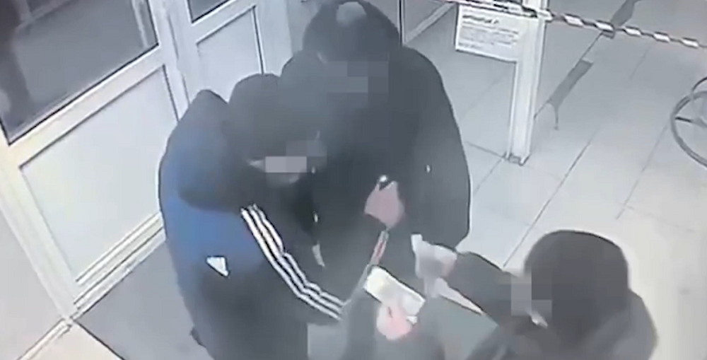 Омские полицейские по горячим следам задержали троих подозреваемых в разбое