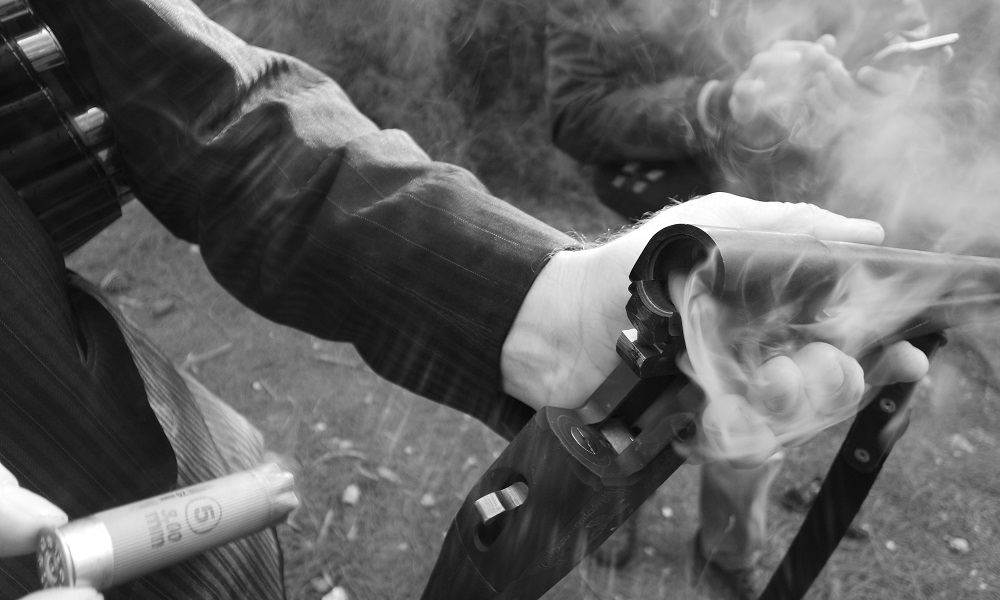 Омич пришёл с ружьём на бывшую ферму и выстрелил в мужчину и атомобиль