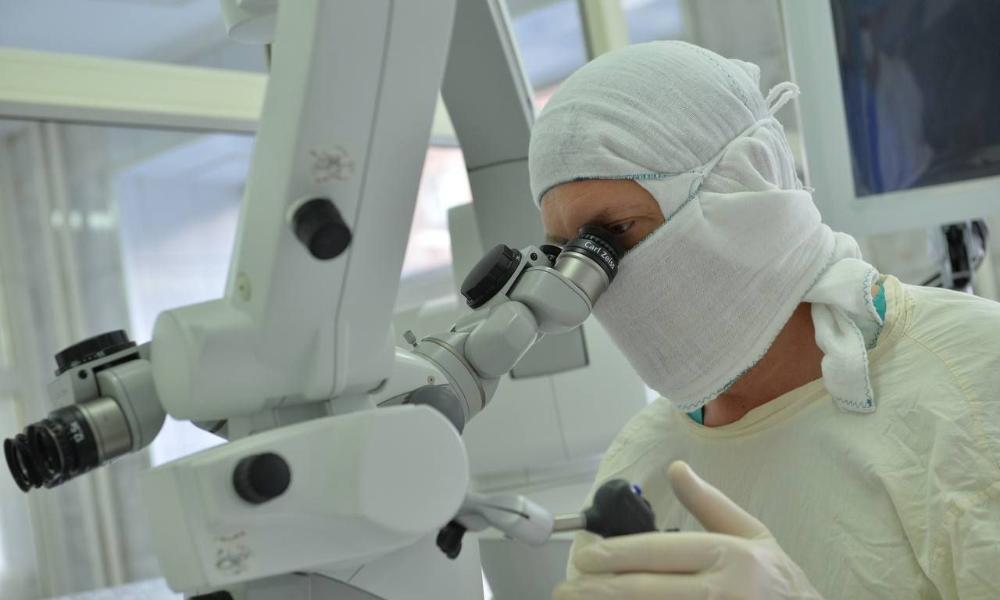 «Собирали по кусочкам»: омские микрохирурги спасли мужчину, который отрезал себе палец циркулярной пилой 