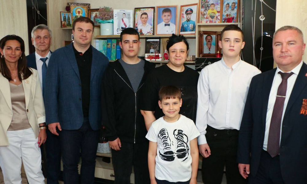 Виталий Хоценко встретился с семьёй участника СВО в Калачинском районе