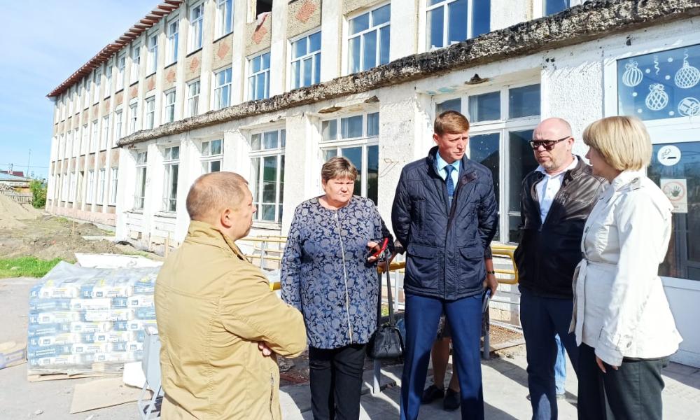 Глава омского минобра Татьяна Дернова проконтролировала капремонт в Марьяновской школе № 2