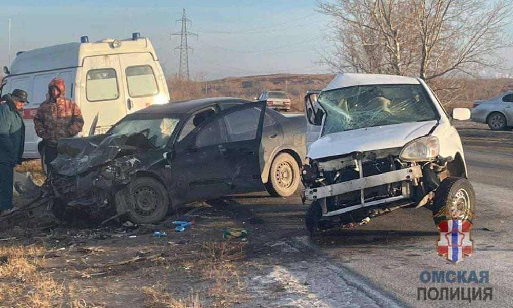 В Омске в результате тройного ДТП водитель иномарки скончалась до приезда скорой 