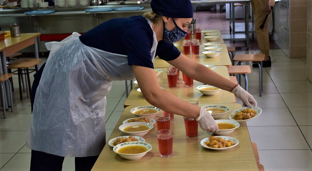 Омский Роспотребнадзор выявил санитарные нарушения при проверке организации питания в школах